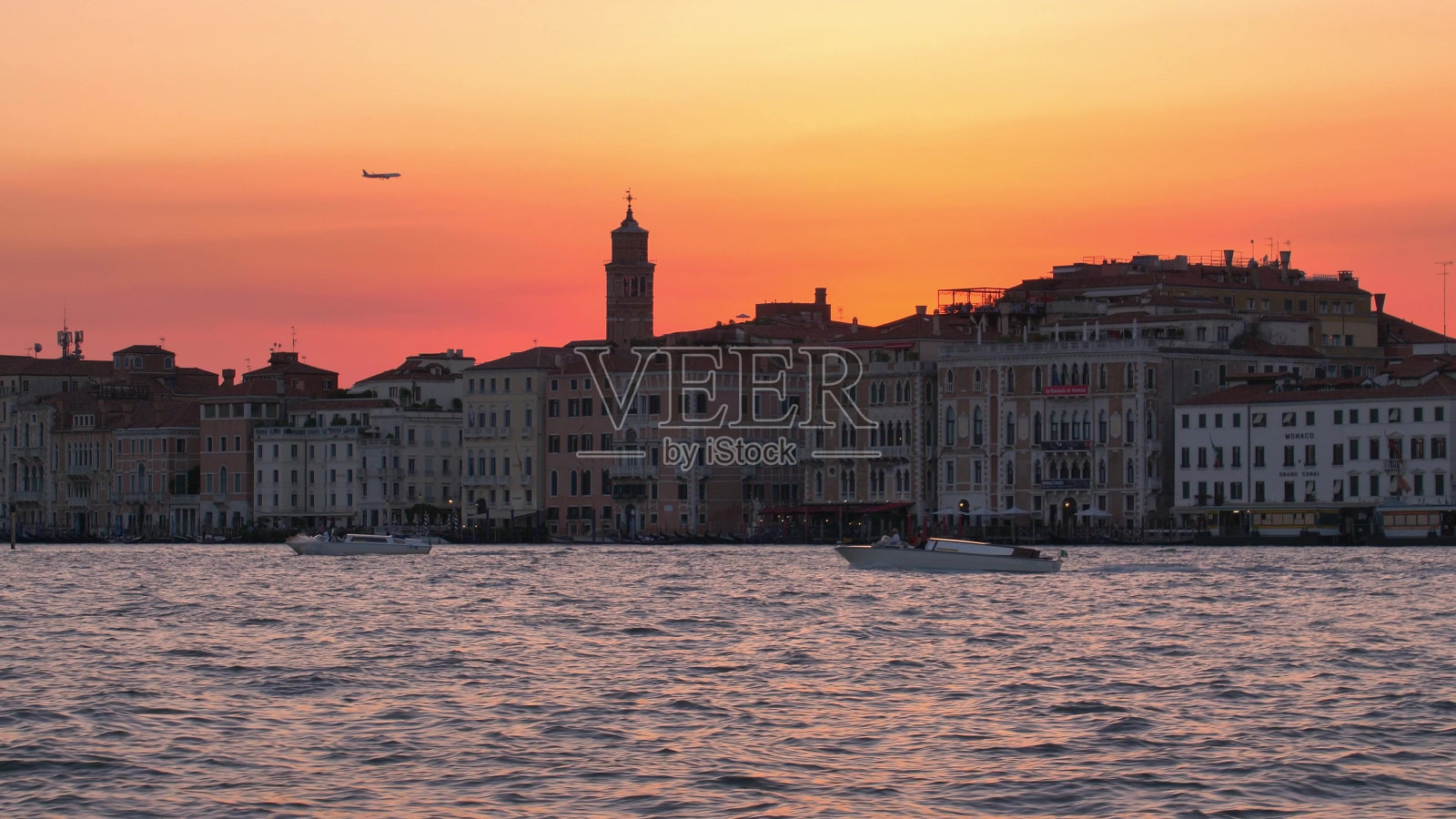 威尼斯意大利景观与飞机和船只在日落大运河照片摄影图片