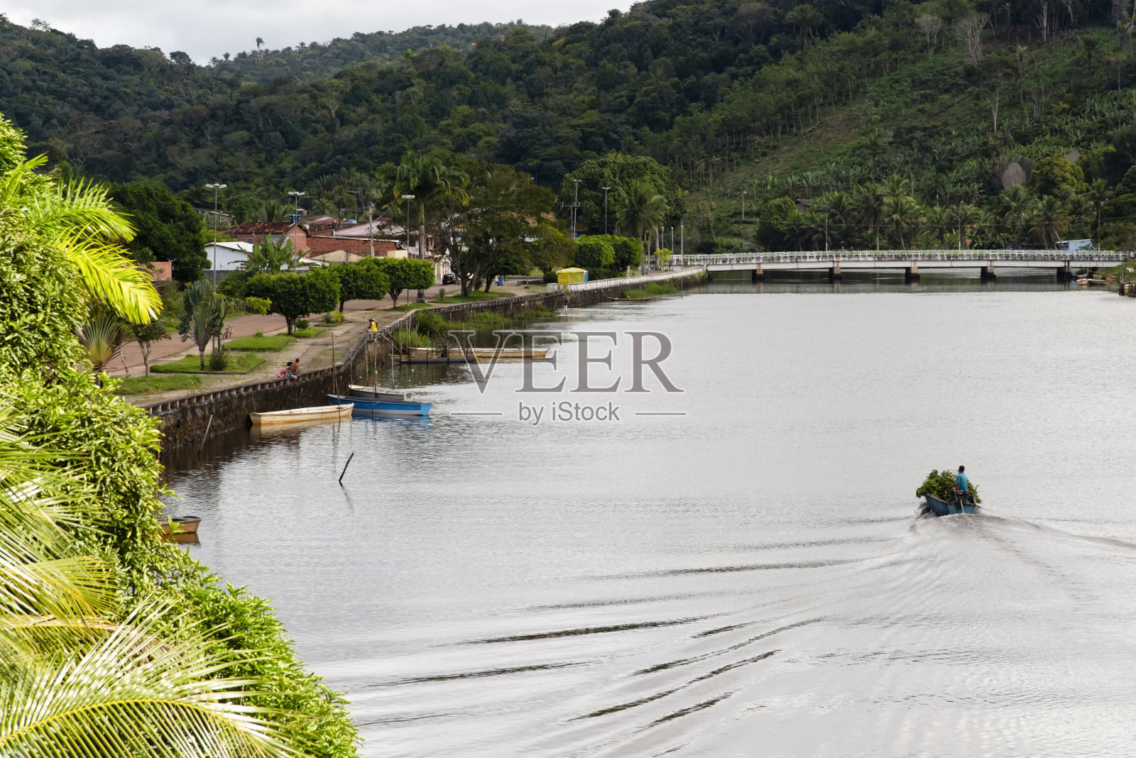 在河水中航行的船照片摄影图片