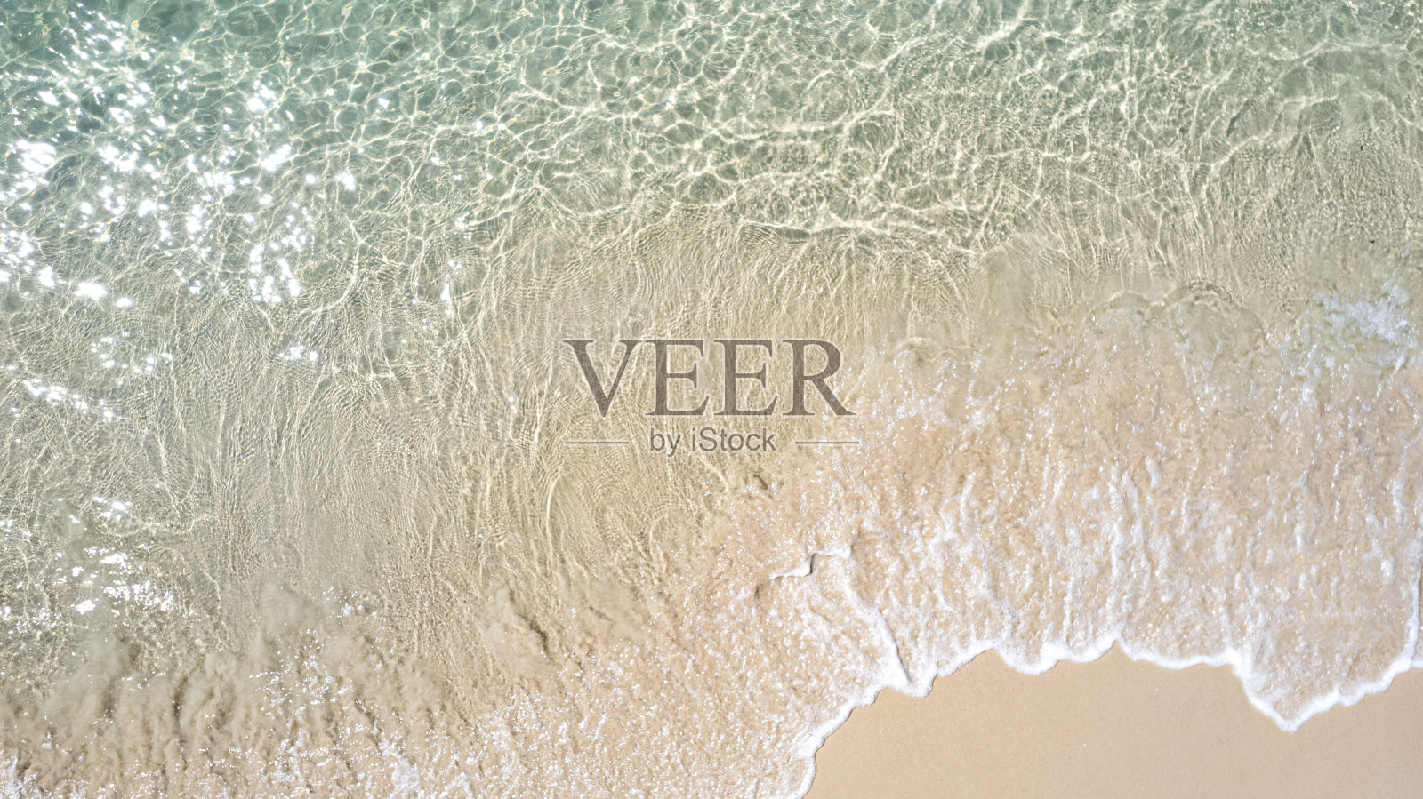 高角度的海景和岛上的沙滩，美丽的蓝色海水。照片摄影图片