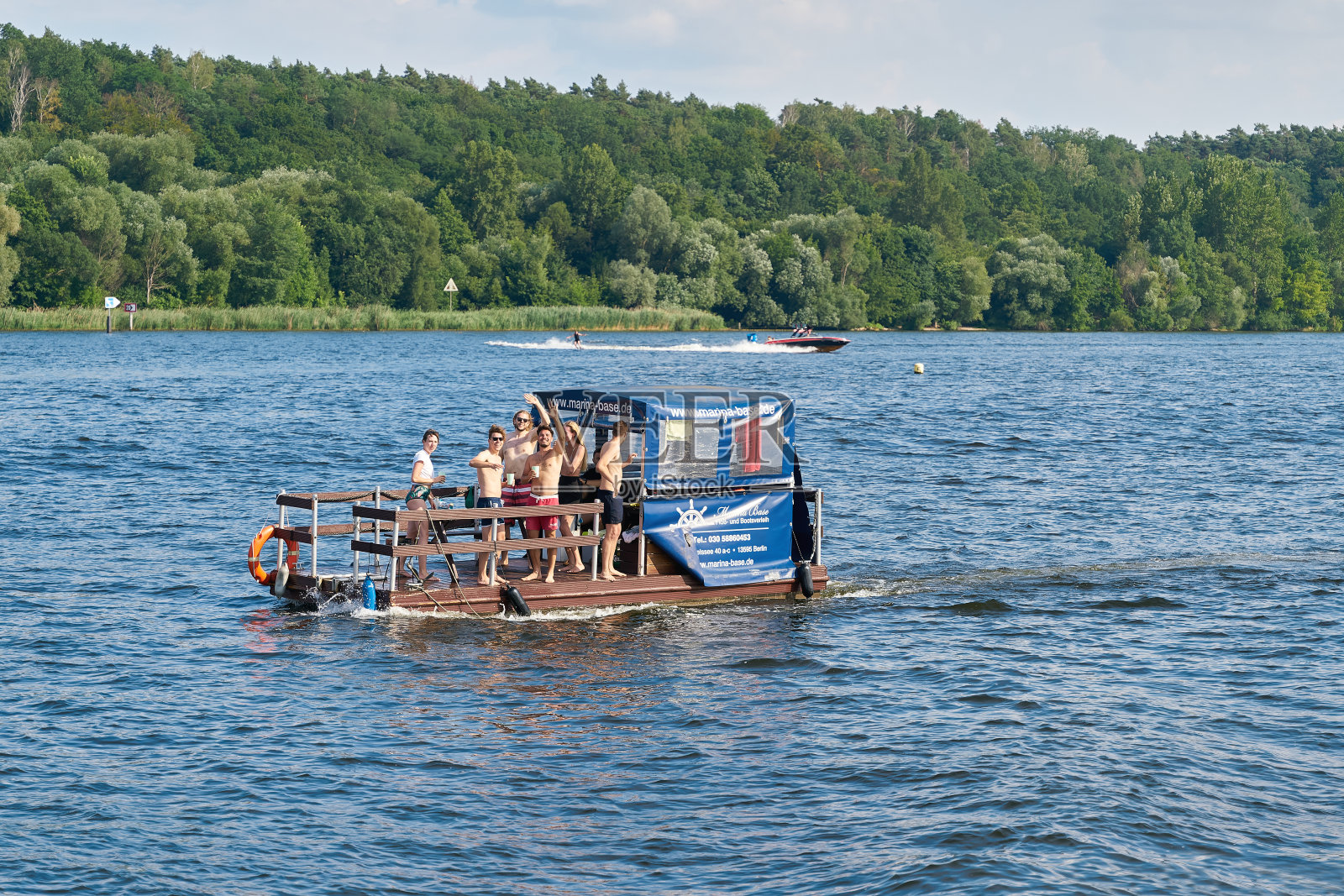 年轻人在柏林附近的哈维尔河上租来的花车上玩得很开心照片摄影图片