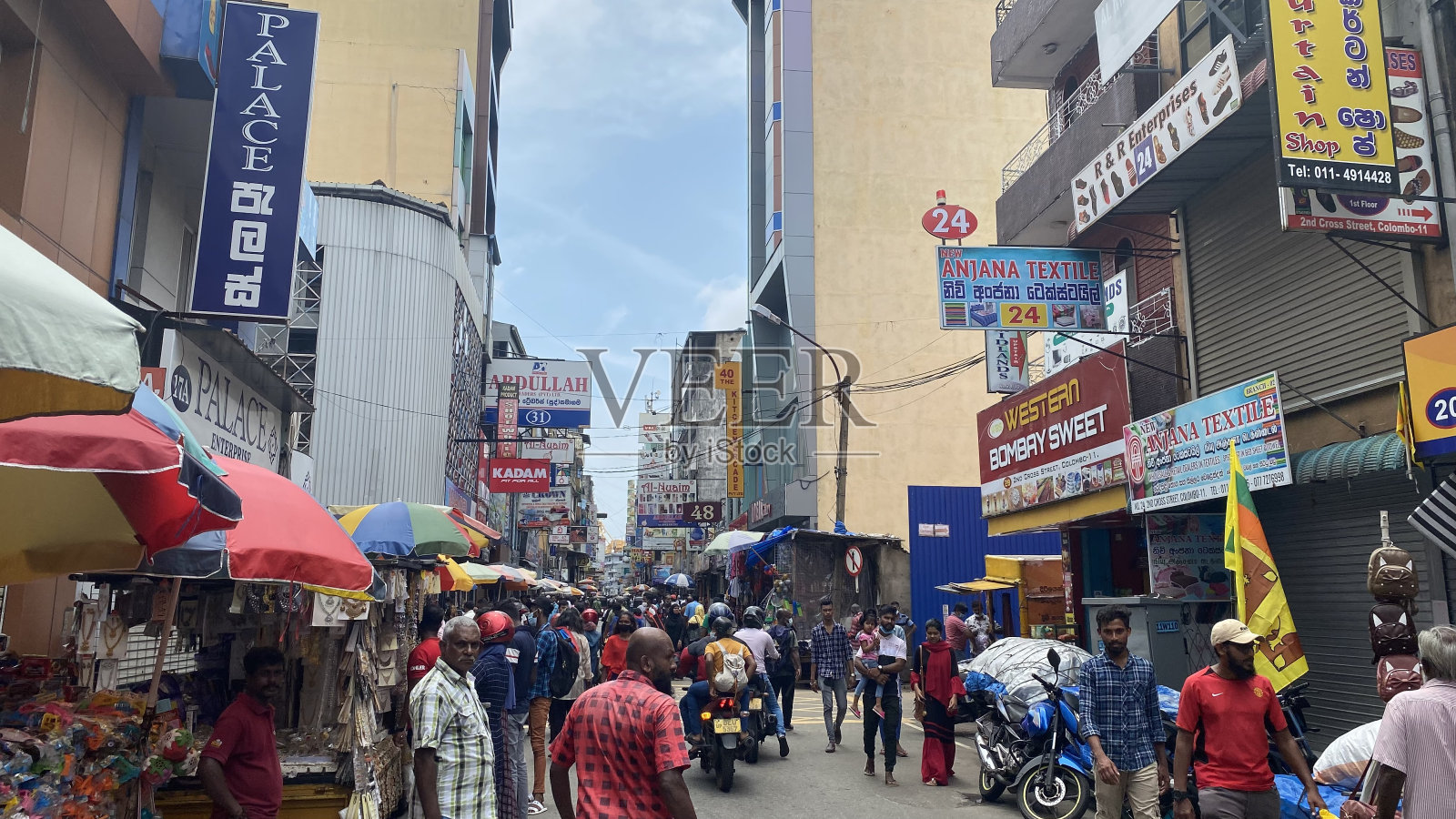 斯里兰卡科伦坡Pettah社区繁忙的传统商业街上的人们照片摄影图片