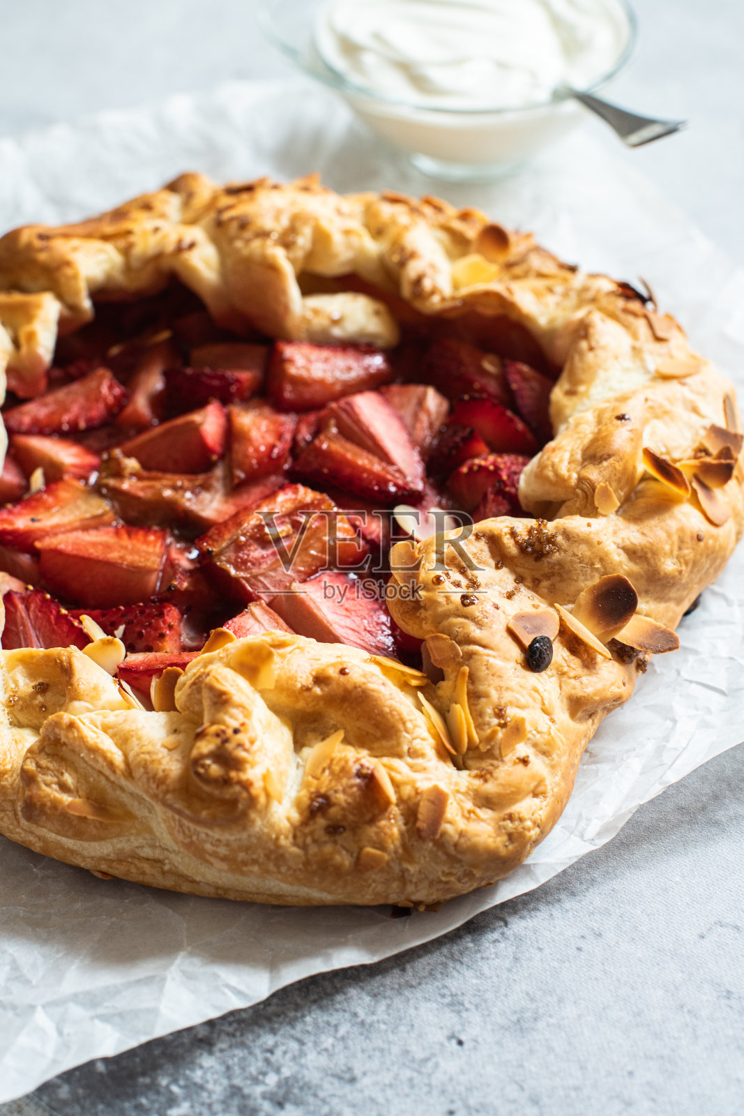 草莓酥饼配奶油杏仁片。照片摄影图片