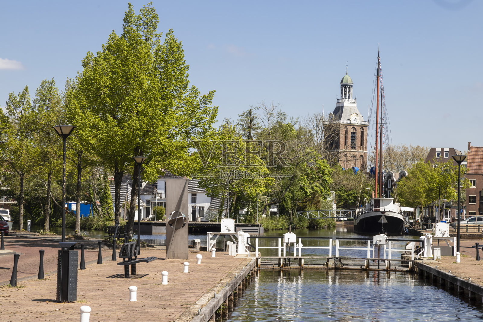 梅佩尔市中心的一个小港口，可以看到教堂的塔楼。照片摄影图片