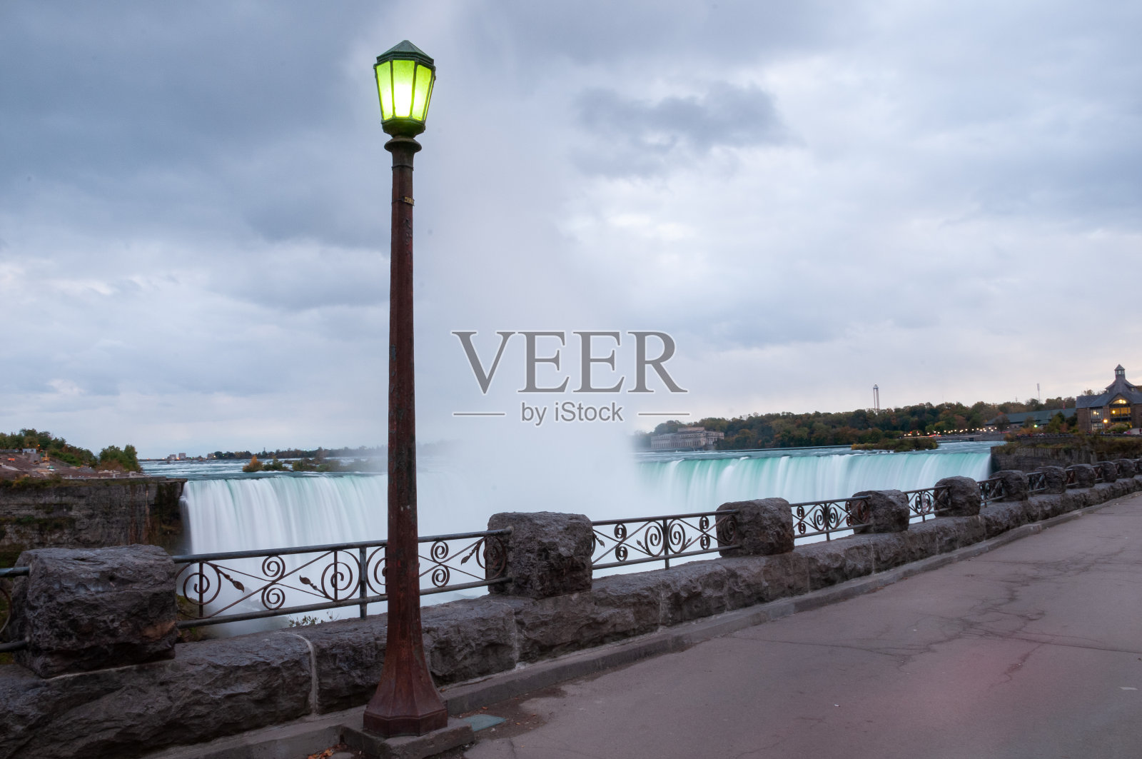 来自加拿大一侧的尼亚加拉瀑布的灯柱照片摄影图片