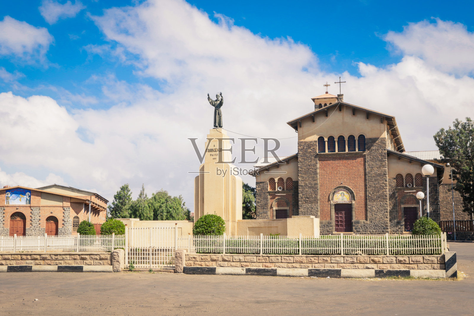 阳光明媚的城市街道和建筑景观照片摄影图片
