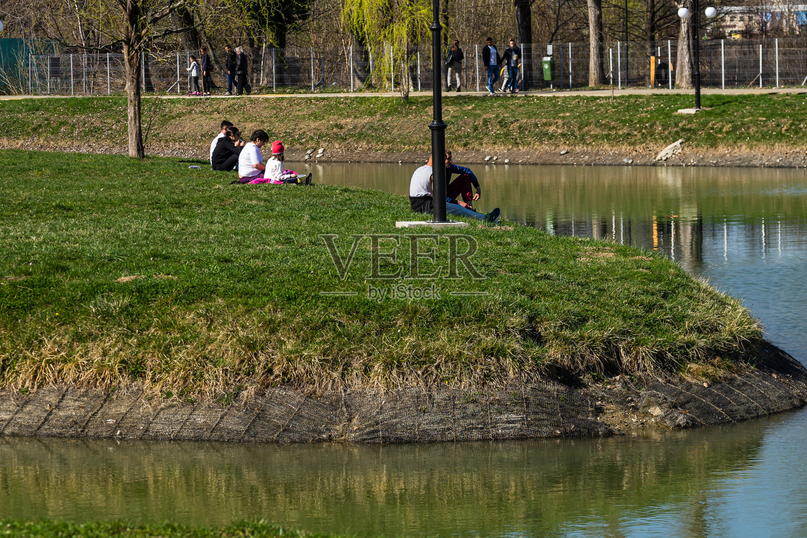 公园里的人们，罗马尼亚，布加勒斯特，2022年照片摄影图片
