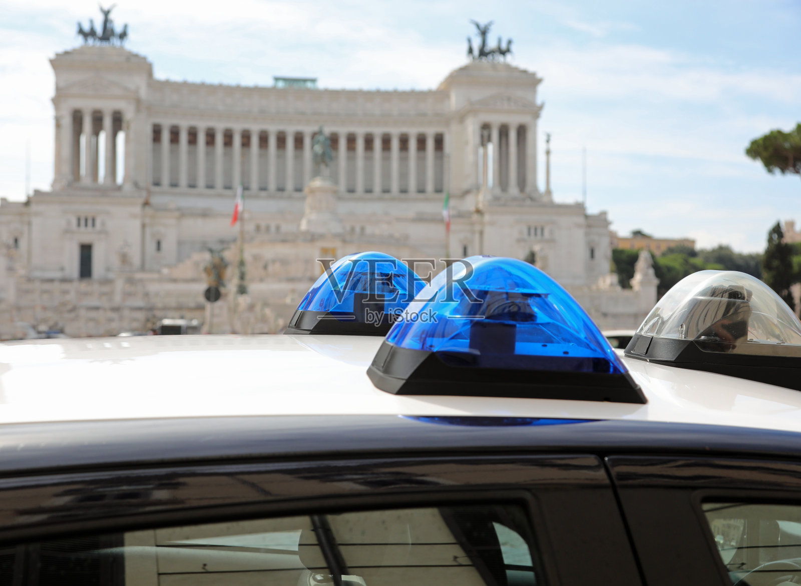 背景是意大利罗马市中心威尼斯广场上警车的警报声照片摄影图片