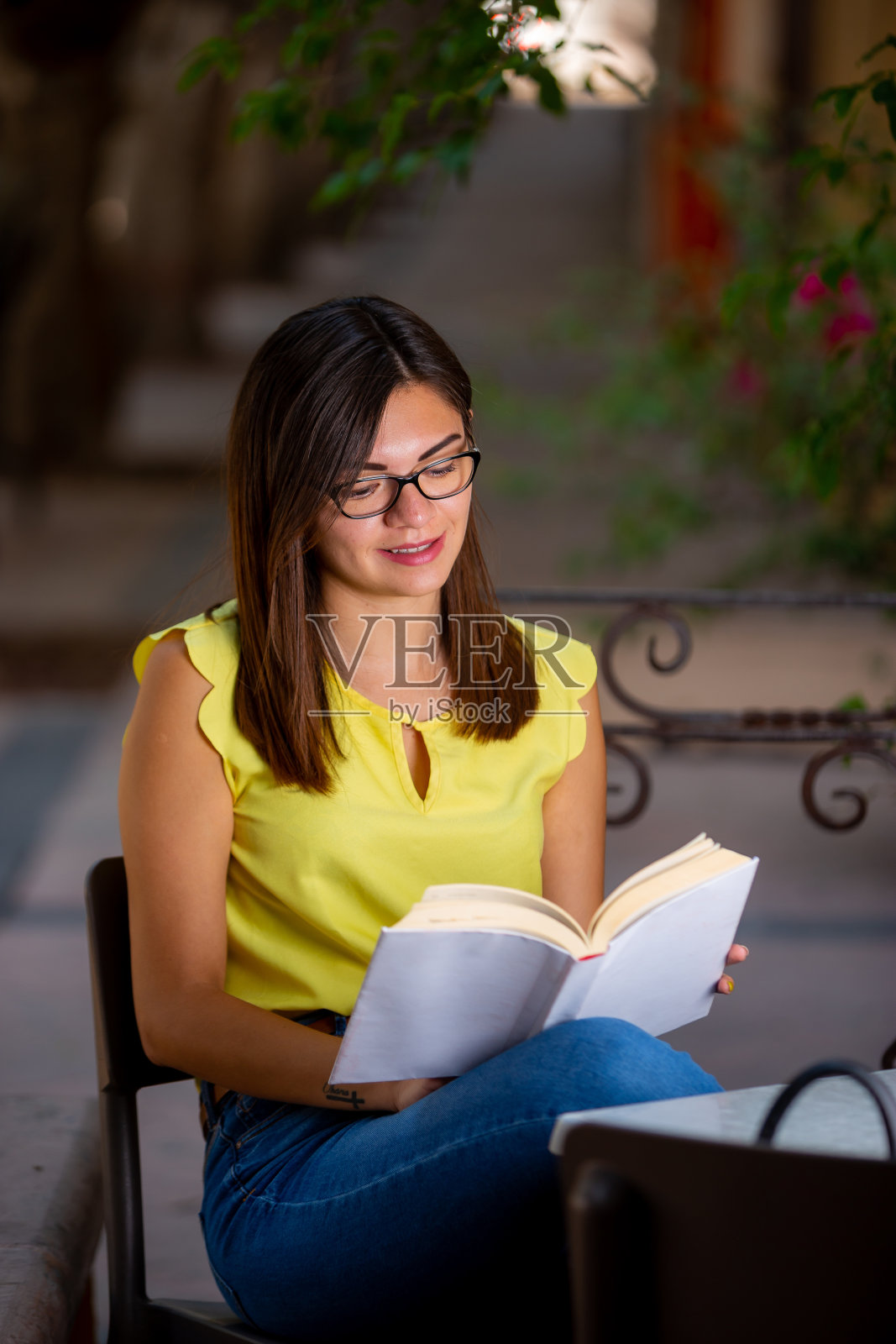 正在读书的女人照片摄影图片