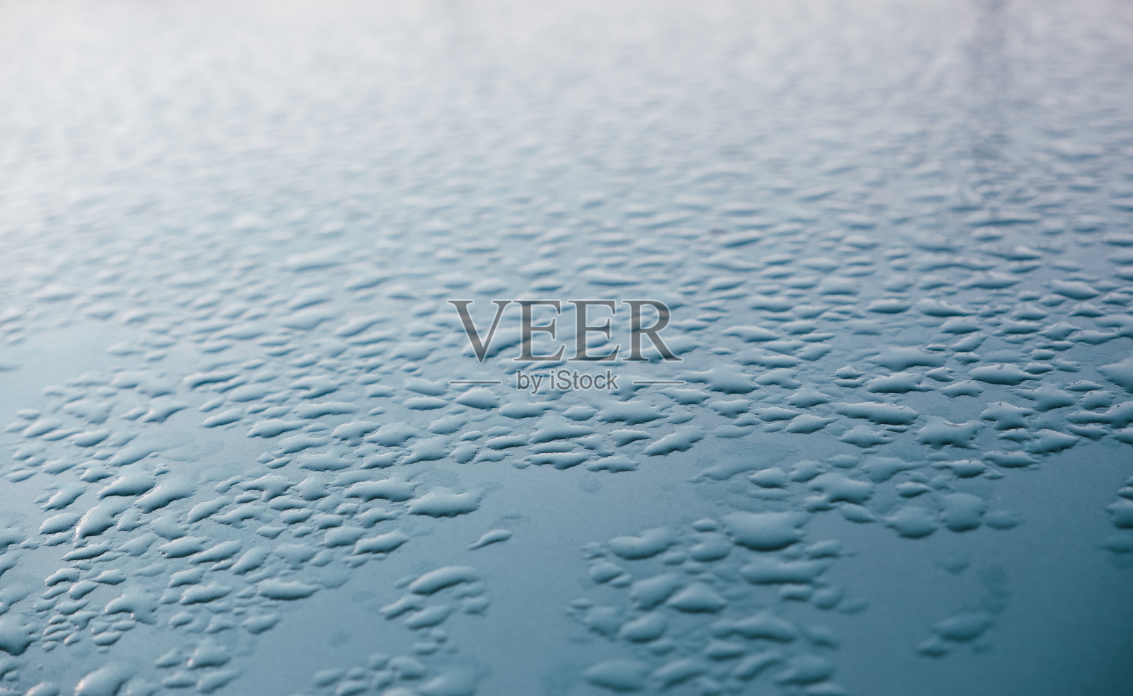 抽象的背景装饰与水滴。雨点落在光滑的表面上。照片摄影图片