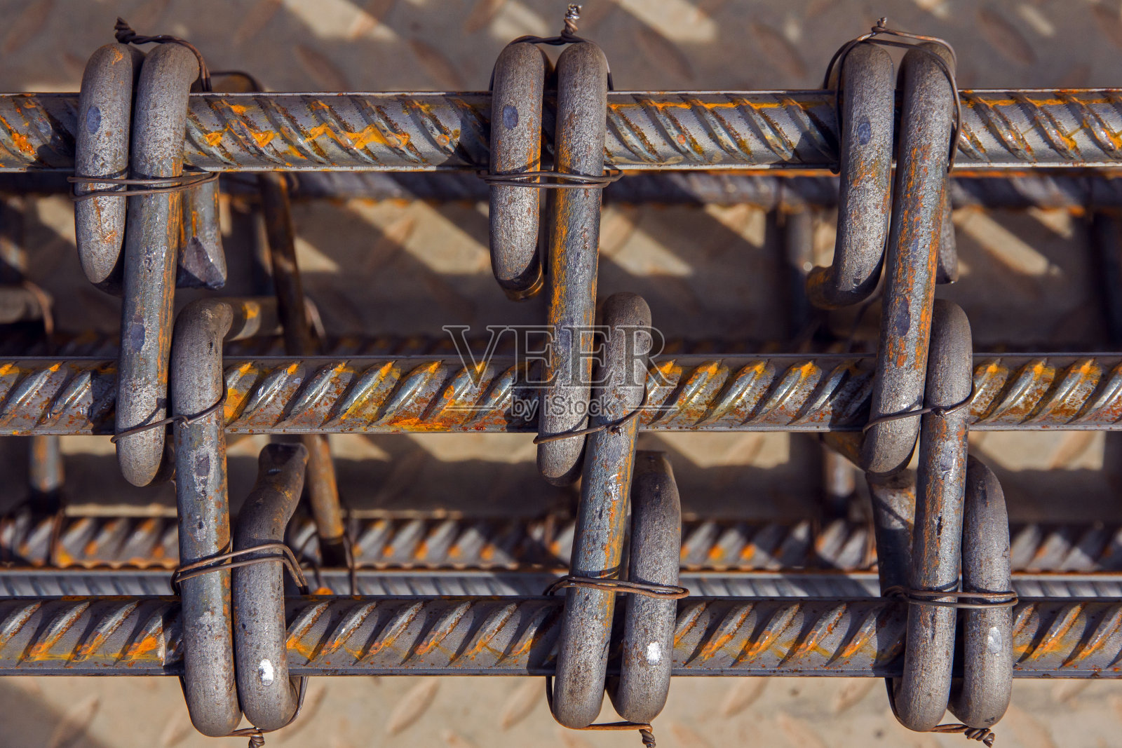 浇筑混凝土用钢筋的装配。建筑工地钢筋混凝土用钢筋。照片摄影图片