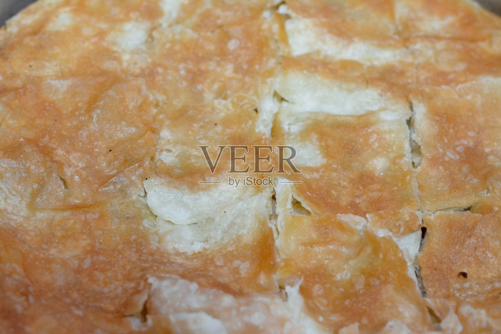 埃及牛肉酥饼（Roqaaq），一种由薄脆饼、碎肉和酥油制成的传统埃及美食照片摄影图片