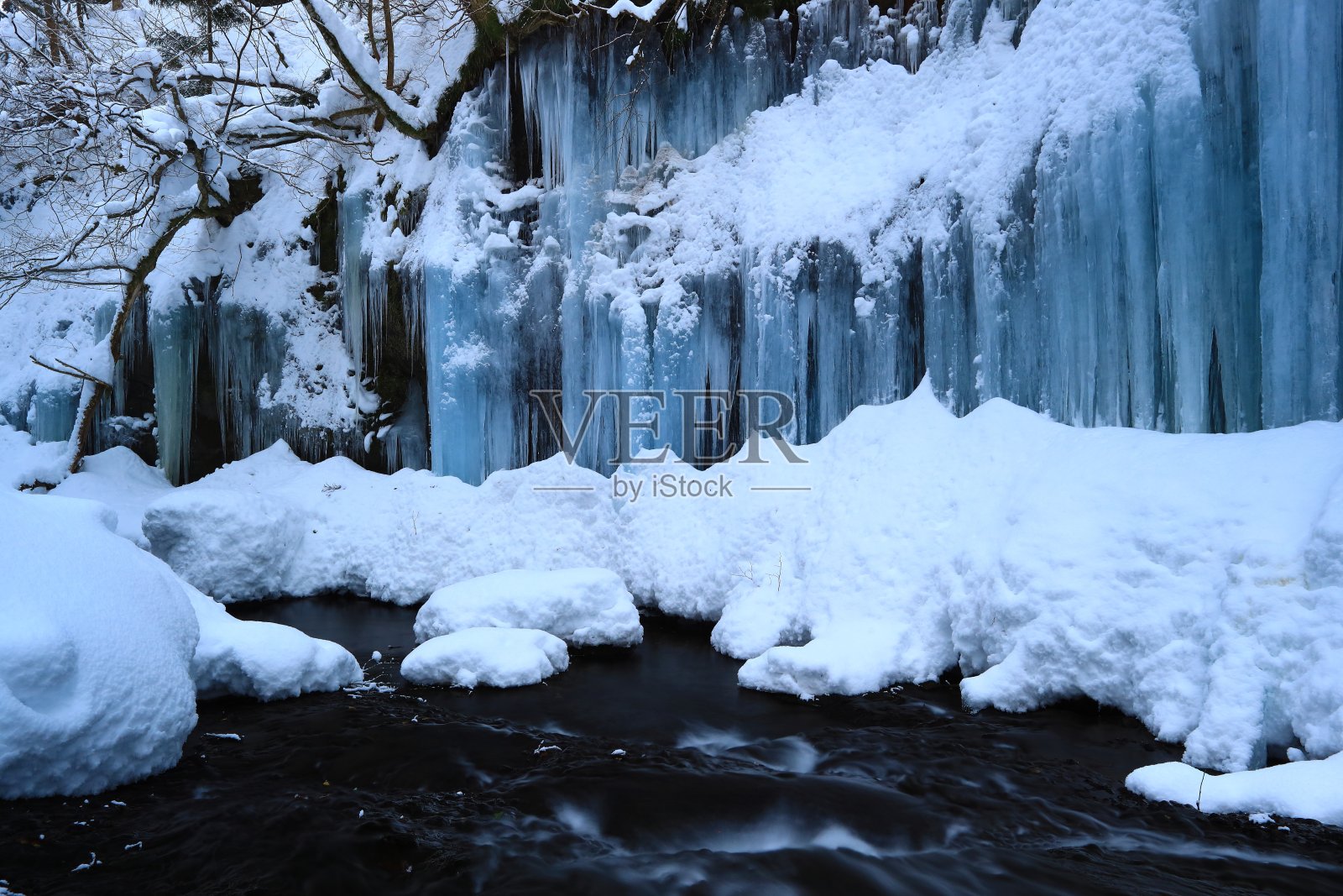 冬季瀑布景观照片摄影图片