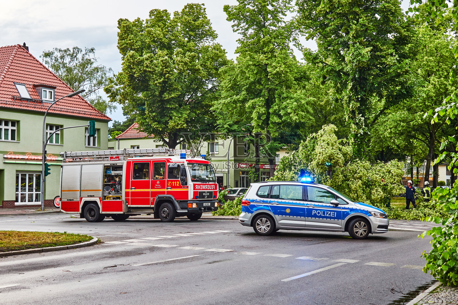 德国柏林暴雨后的救援人员。照片摄影图片