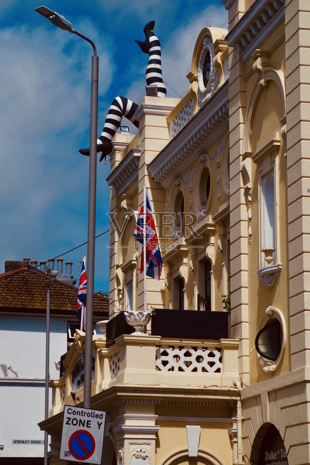 英国国旗在约克公爵影剧院外飘扬照片摄影图片