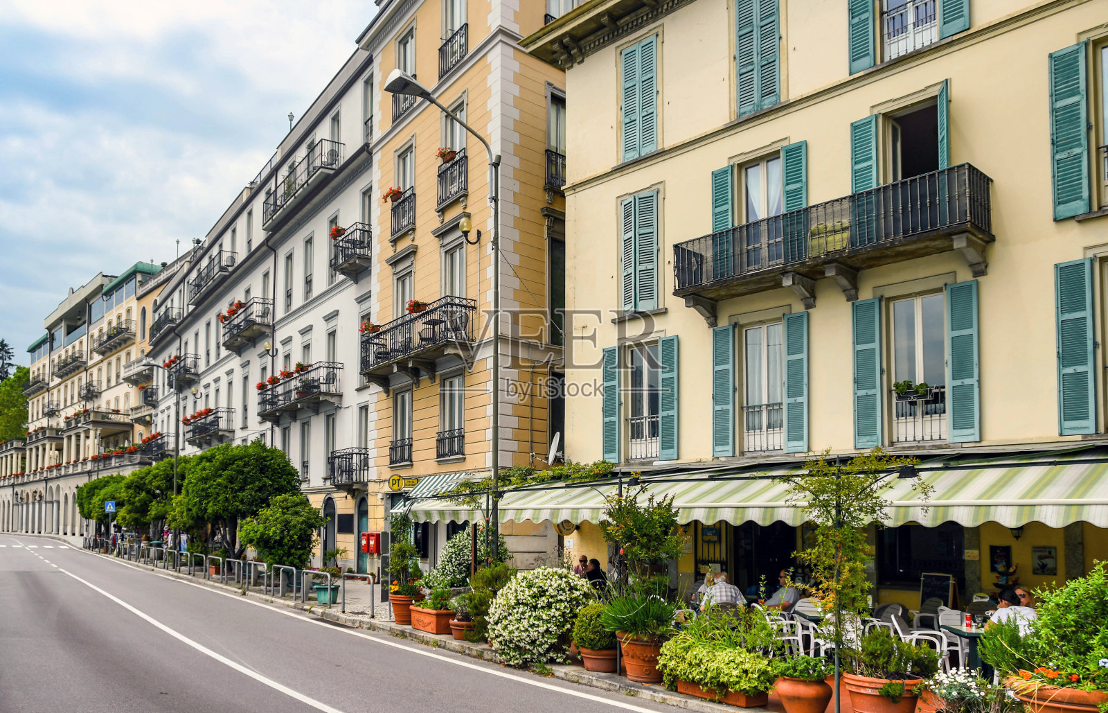 在科莫湖的Cadenabbia主干道上的酒吧和酒店照片摄影图片