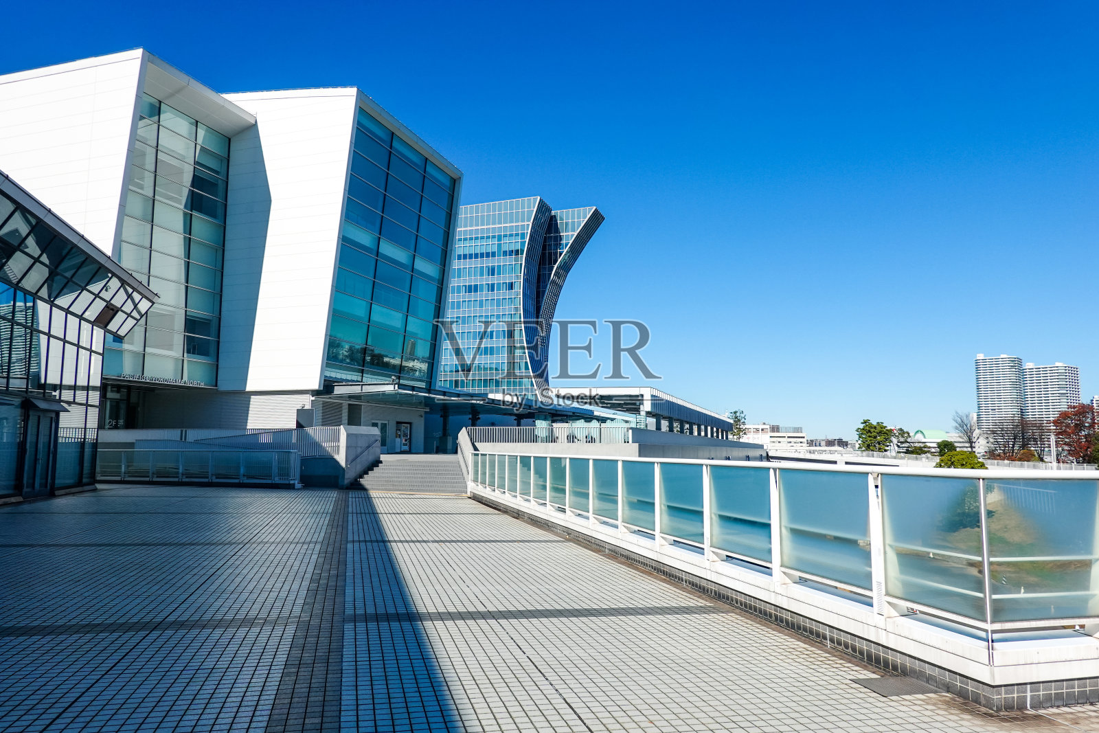 横滨北楼周边城市景观(神奈川县横滨市港人未来)照片摄影图片