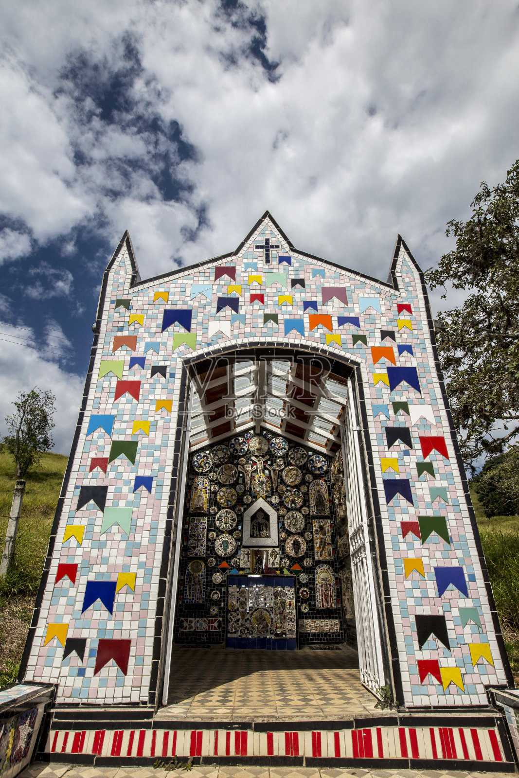 用马赛克瓷砖装饰的小教堂照片摄影图片