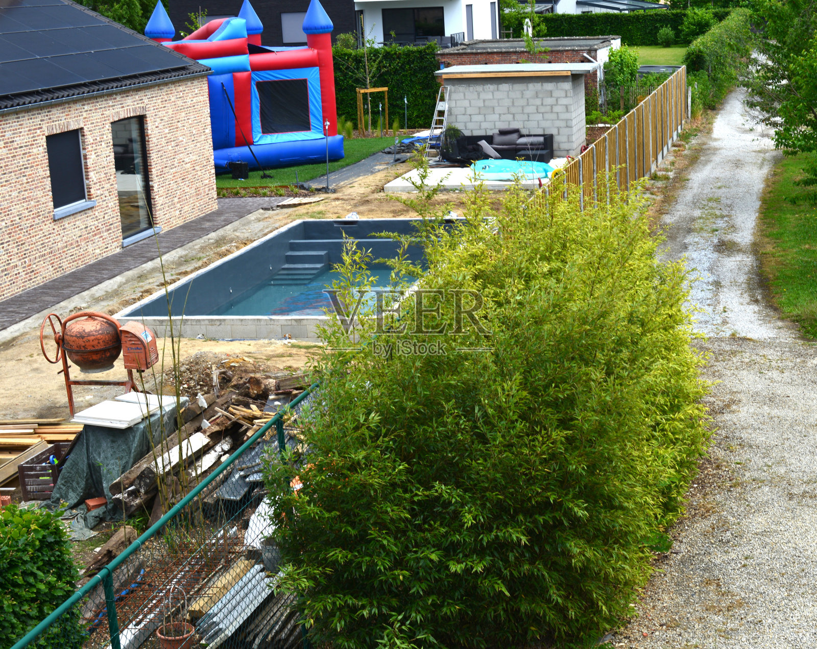 沿袭建私人游泳池的邻居照片摄影图片