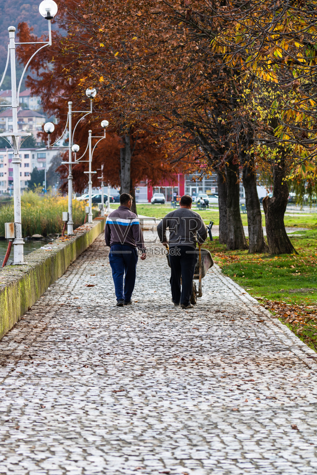 公园里的人们，罗马尼亚，布加勒斯特，2022年照片摄影图片