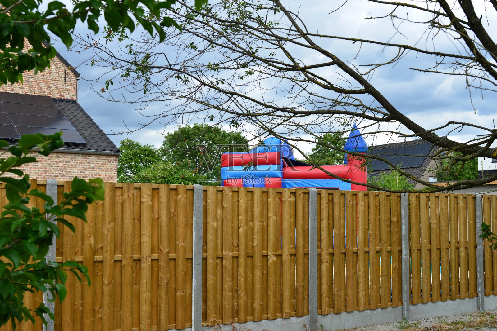 蹦蹦跳跳的城堡，红蓝相间照片摄影图片