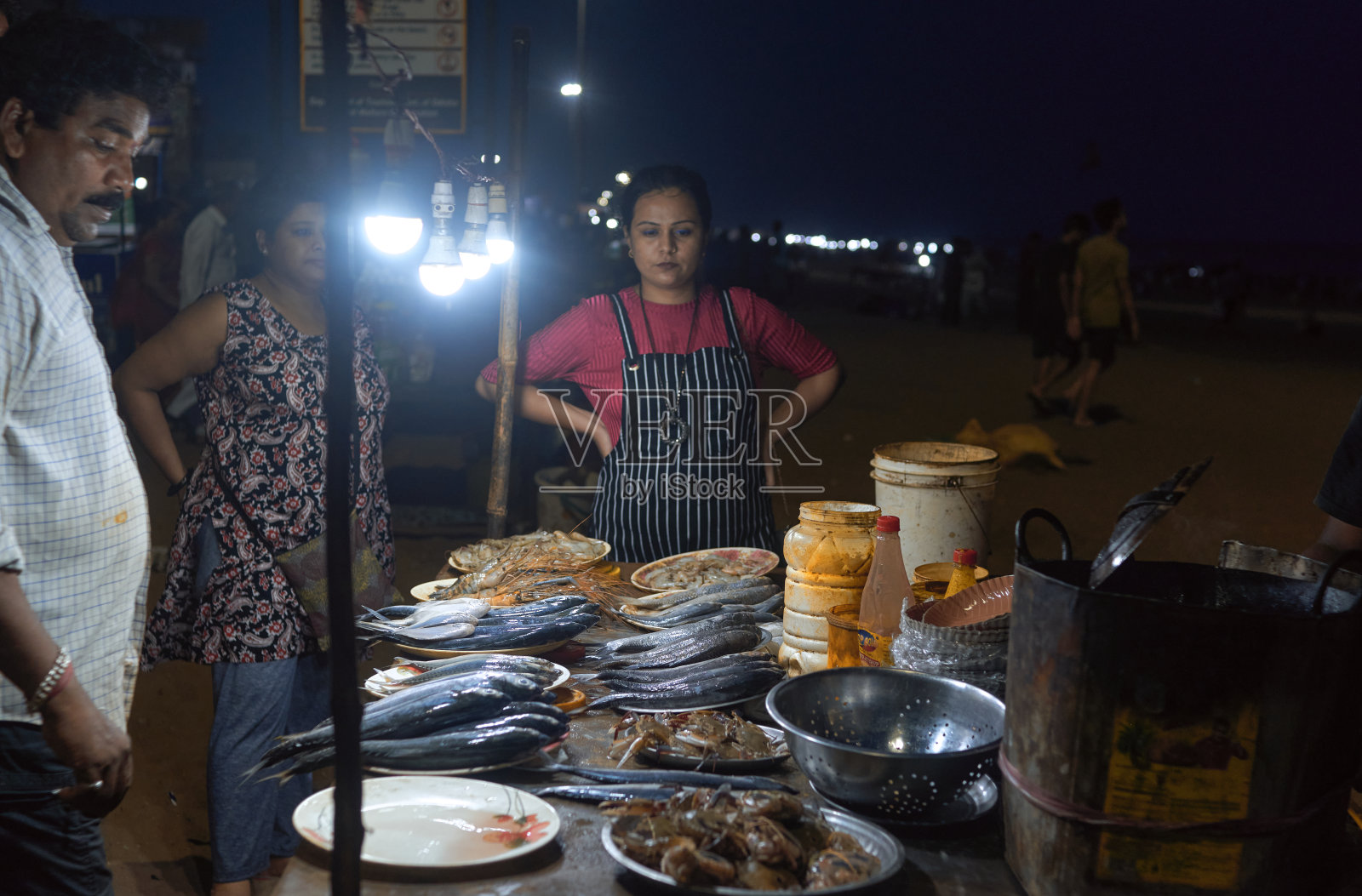 在普里海滩，当地的小吃摊向游客出售美味的炸鱼照片摄影图片