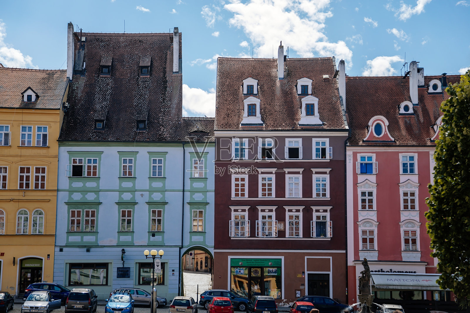 波德布雷迪广场的乔治国王，阳光明媚的夏日埃格尔，中世纪色彩斑斓的哥特式商人，历史文艺复兴时期的巴洛克建筑照片摄影图片