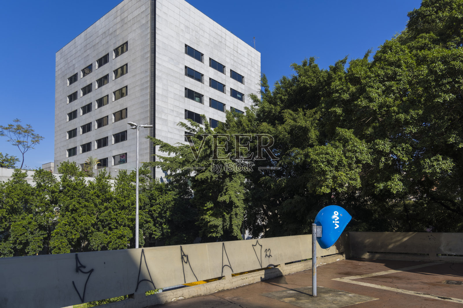 圣保罗市中心圣本托修道院附近的电话亭，未使用的设备照片摄影图片