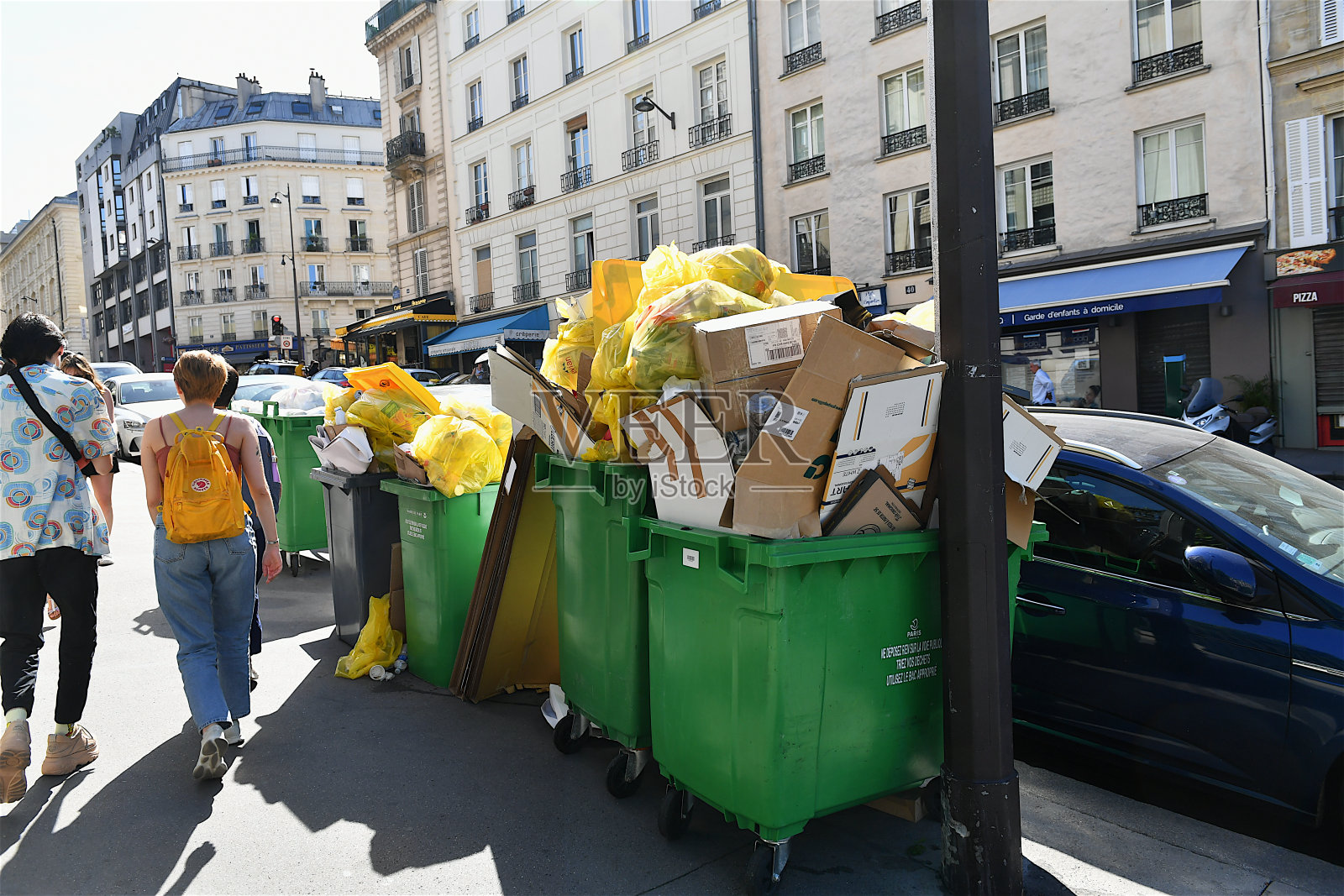 法国巴黎，满溢的垃圾桶。照片摄影图片