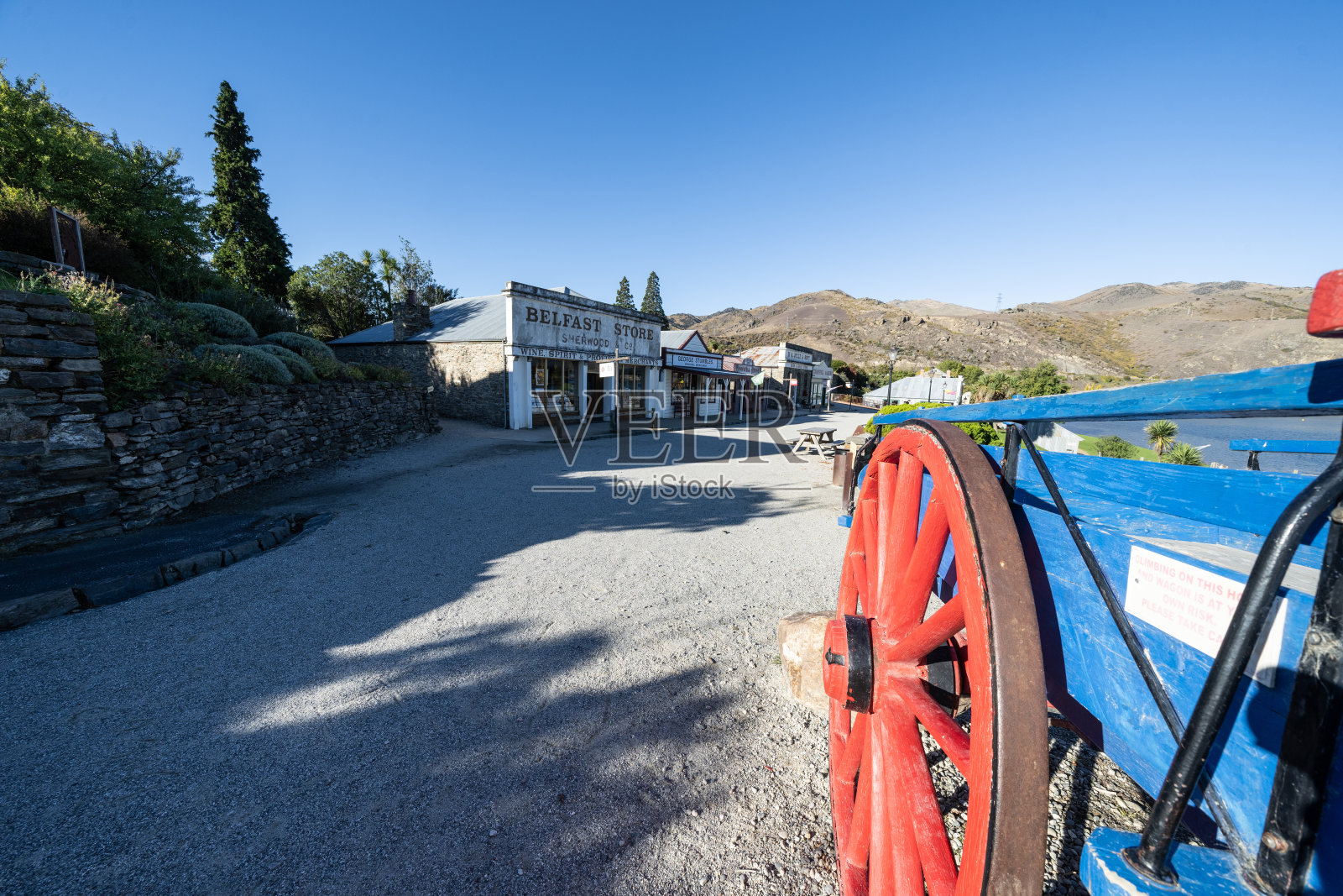 旅游小镇文物保护区内的街道及历史建筑照片摄影图片