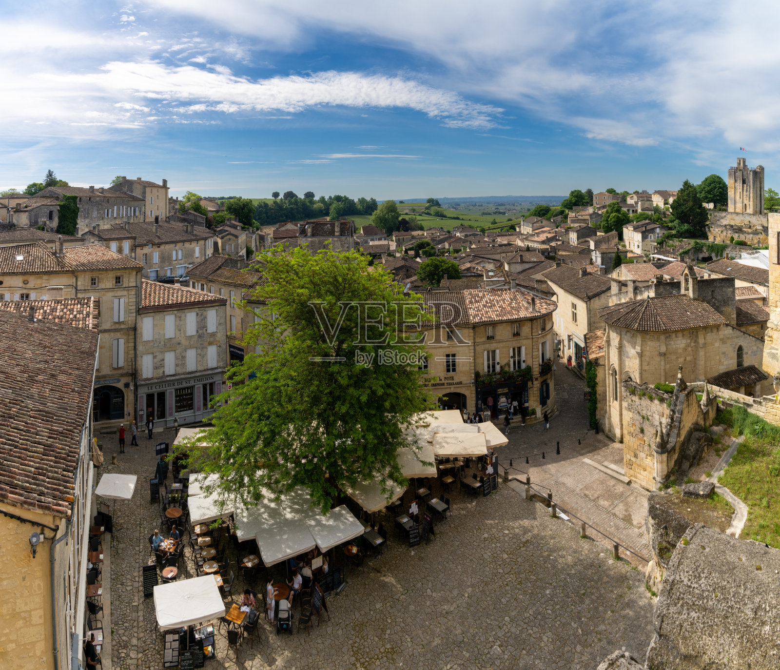 在法国风景如画、历史悠久的中世纪村庄圣埃美隆，有商店和餐馆的村庄广场照片摄影图片