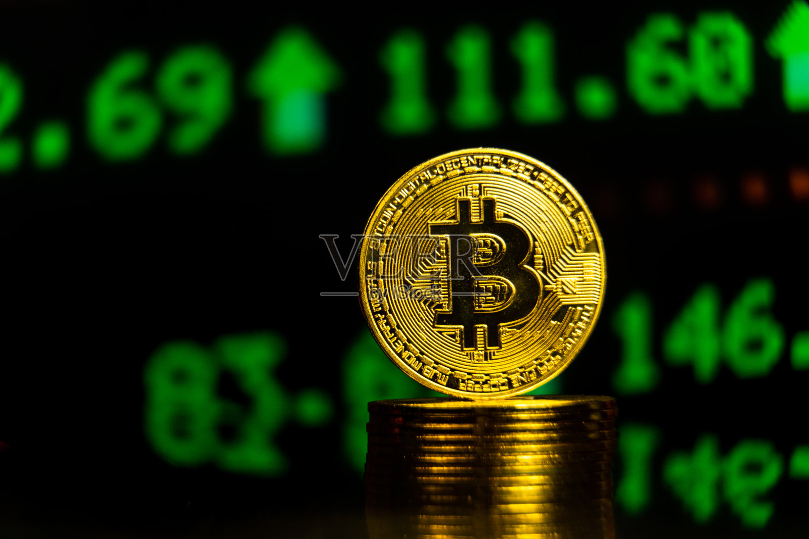 成堆的比特币与上升的股票交易图照片摄影图片