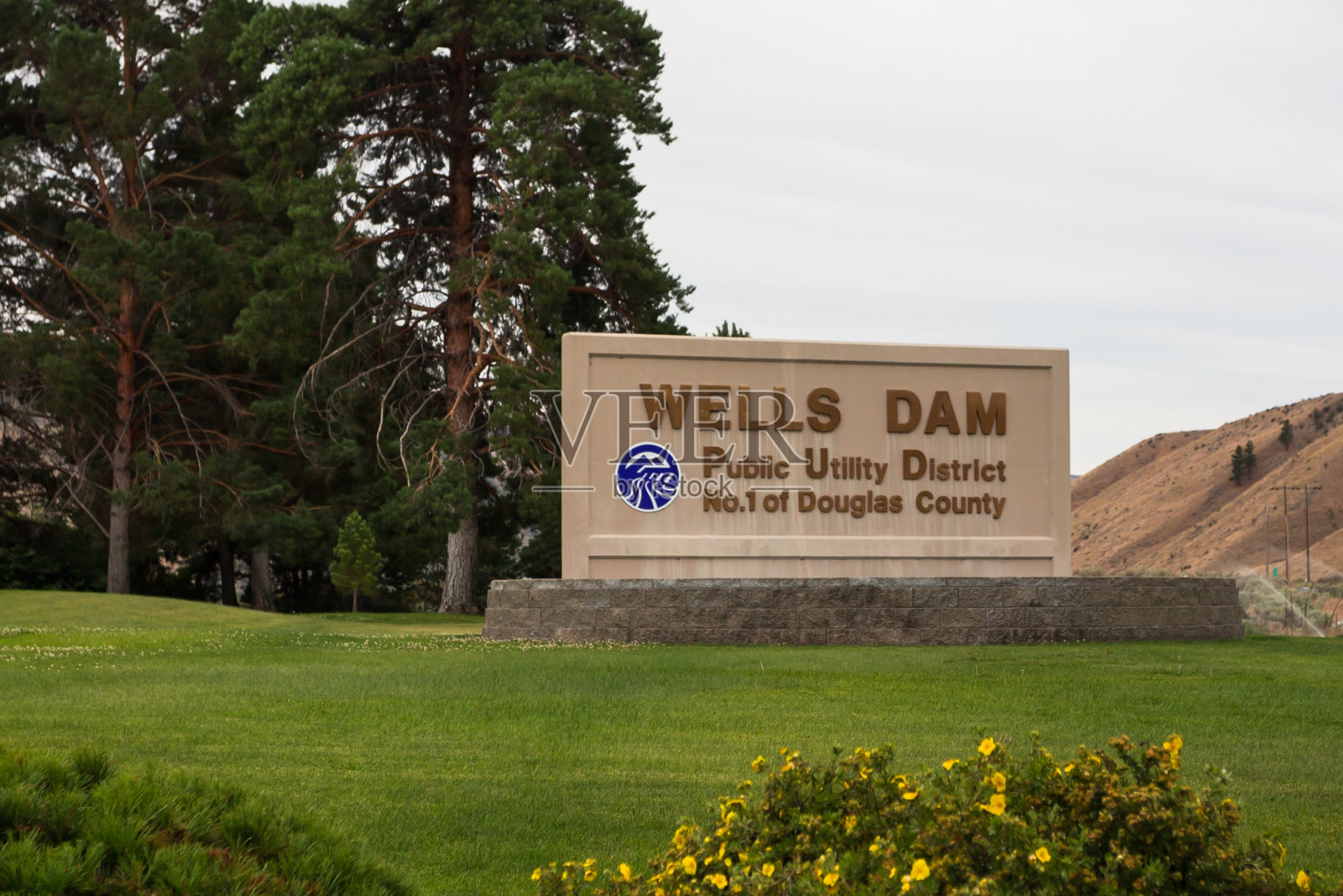 哥伦比亚河上的威尔斯大坝标志。道格拉斯县第一公共设施区照片摄影图片