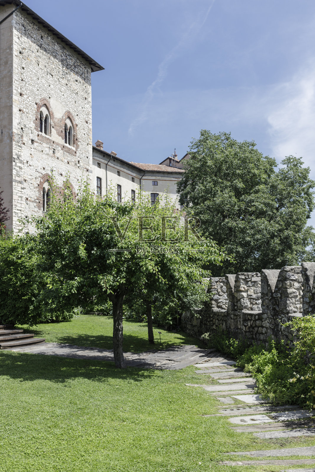 在博罗梅欧城堡的公园里照片摄影图片