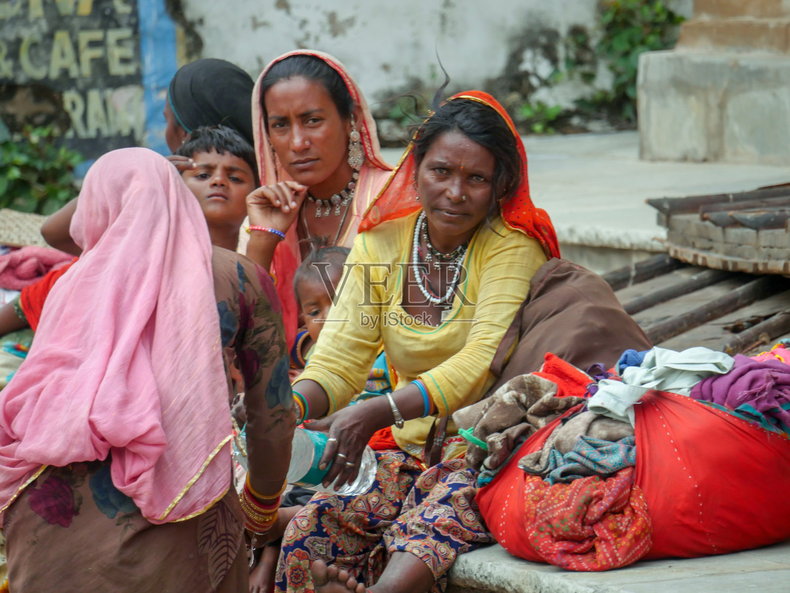 传统的印度农村妇女，穿着民族服装纱丽漫步在印度文化博览会照片摄影图片