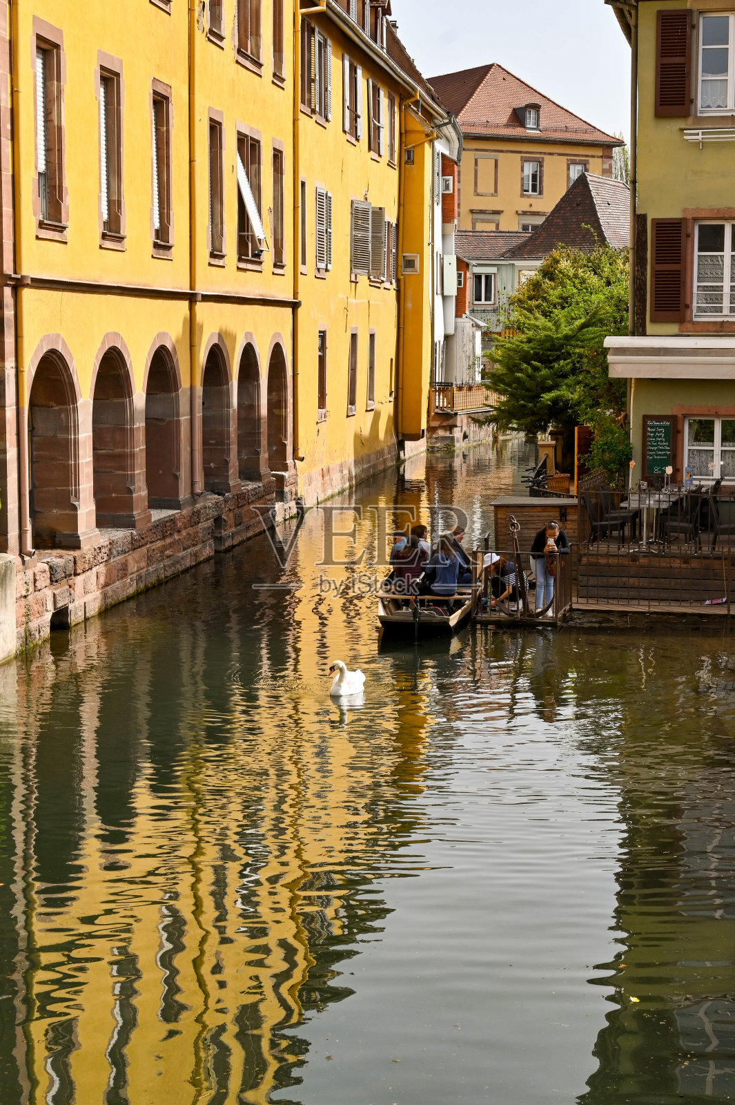 人们登上科尔马运河上的小船照片摄影图片