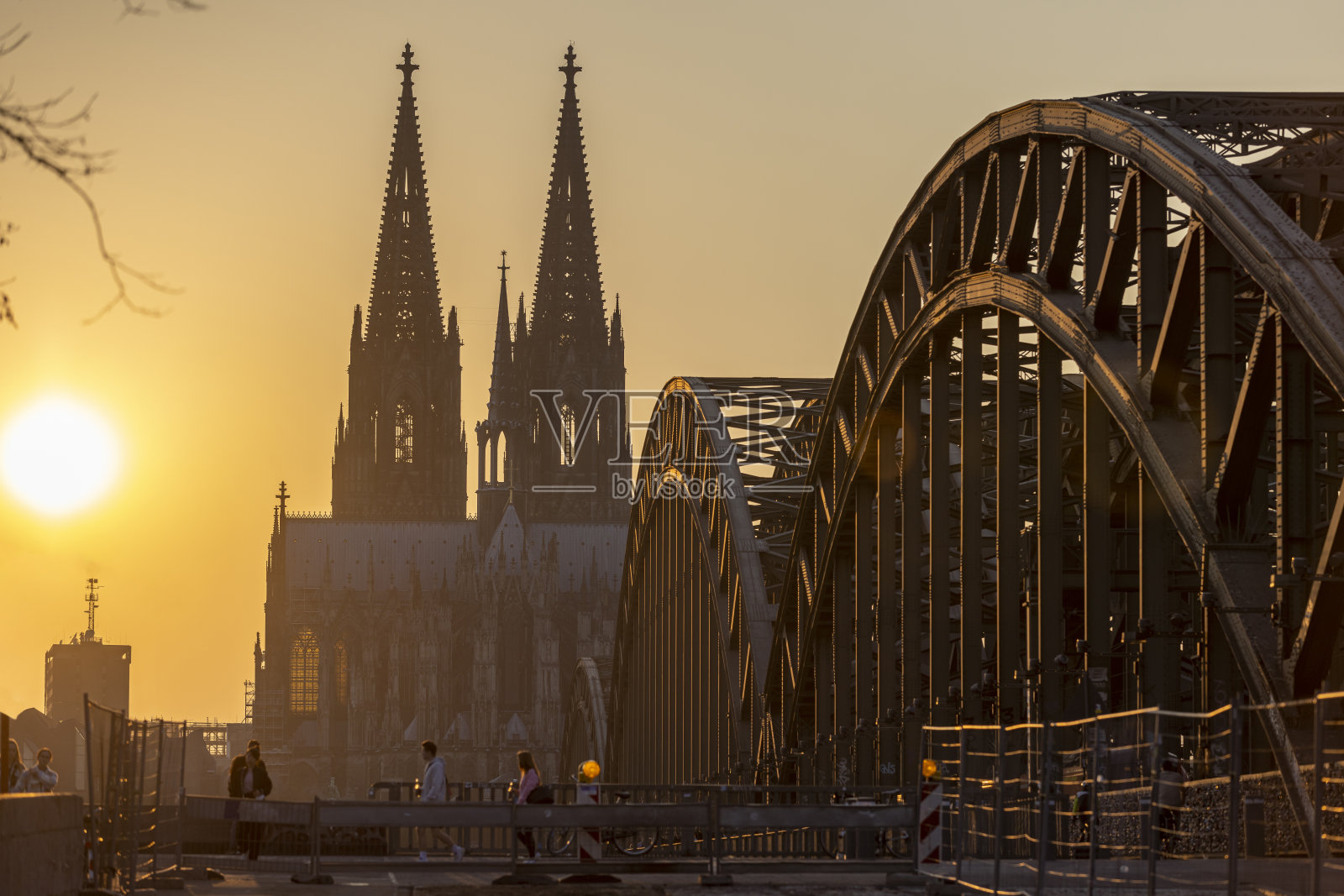 黄金时段的科隆大教堂和游客照片摄影图片