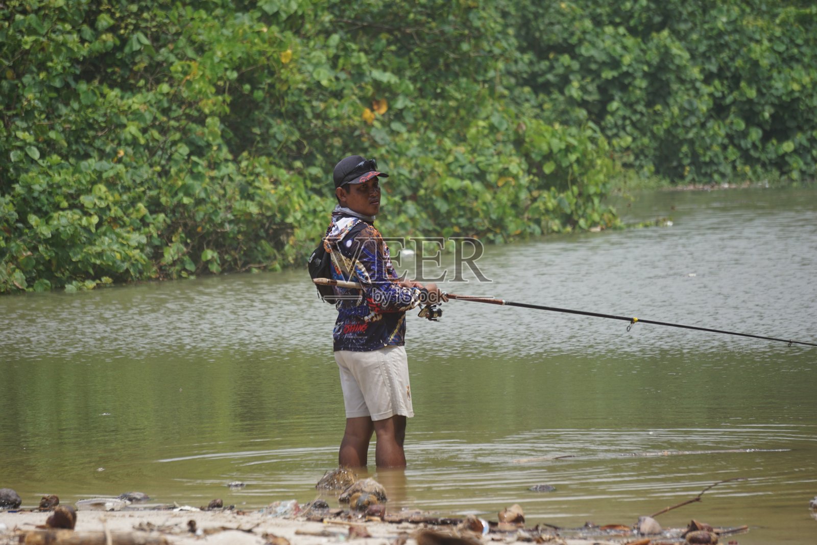 印度尼西亚东爪哇图隆阿贡——2021年11月3日:人们在sanggar海滩上钓鱼照片摄影图片