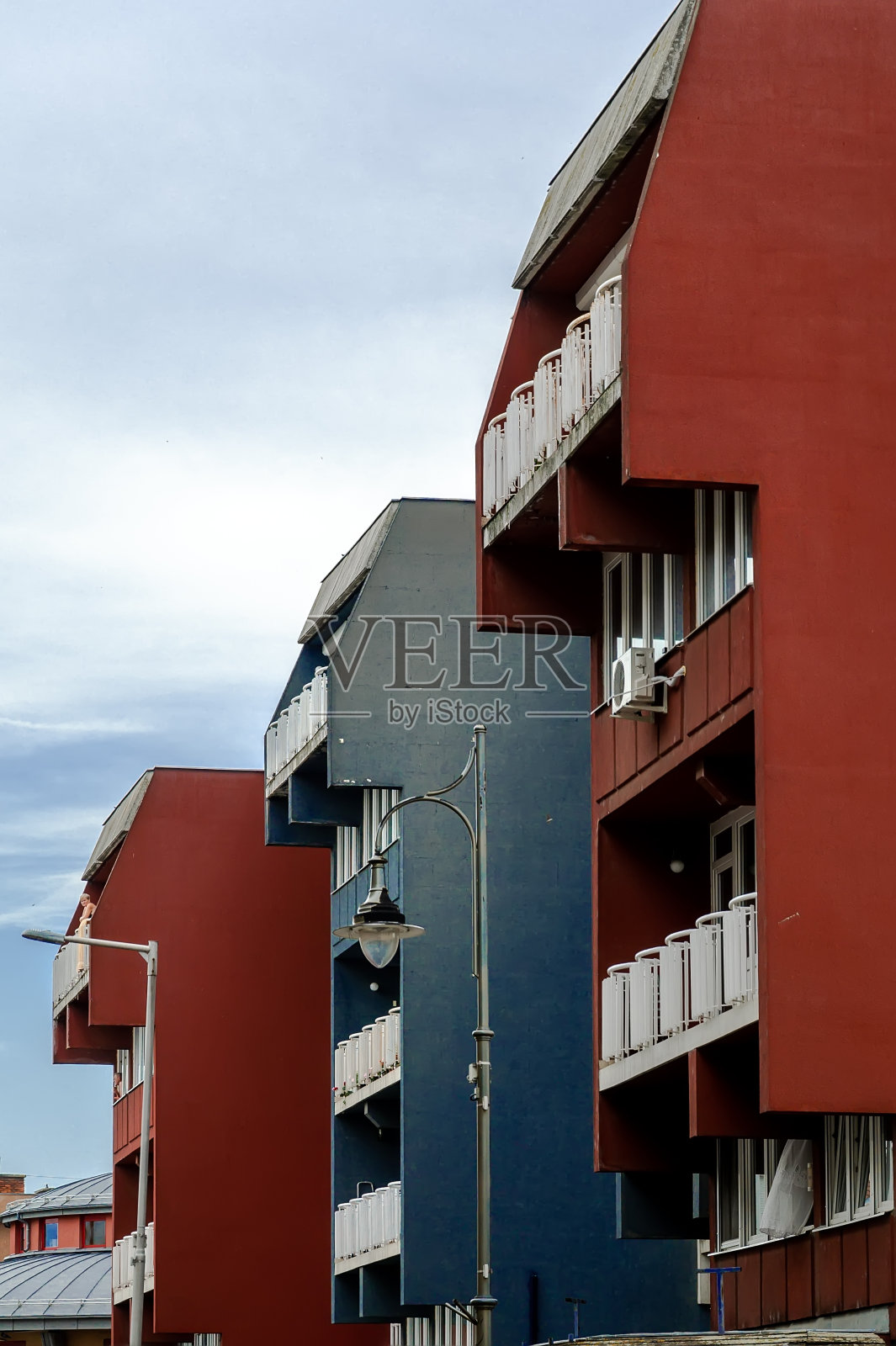 Zalaegerszeg的现代公寓楼的房子和阳台的观点照片摄影图片