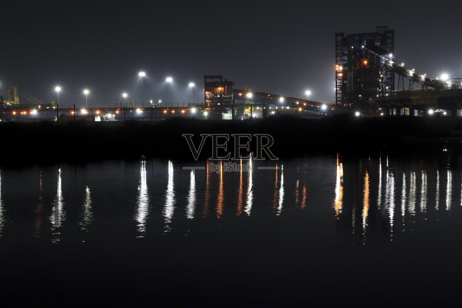 2020年1月29日,印度泰米尔纳德邦,泰米尔纳德邦埃诺尔溪:瓦卢尔热电厂夜景照片摄影图片