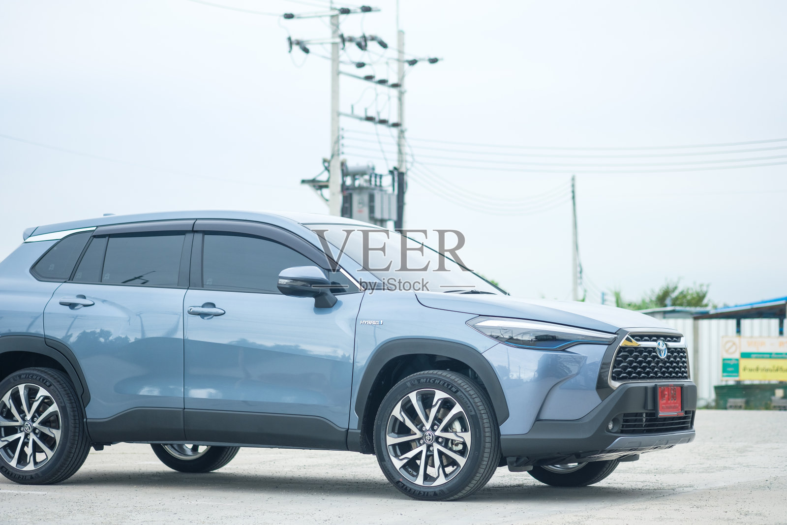 全新丰田花冠十字轿车1.8升混合动力引擎。丰田最新款SUV。照片摄影图片