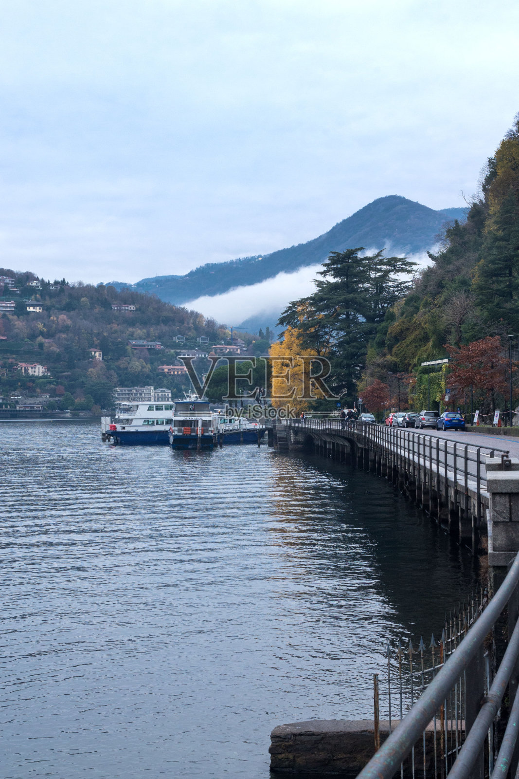 意大利伦巴第地区的湖泊和科莫市在阴天的美丽景色。意大利旅行。照片摄影图片