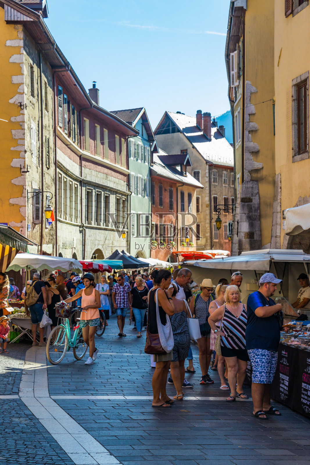 著名的安纳西市场，农民向游客出售当地产品照片摄影图片