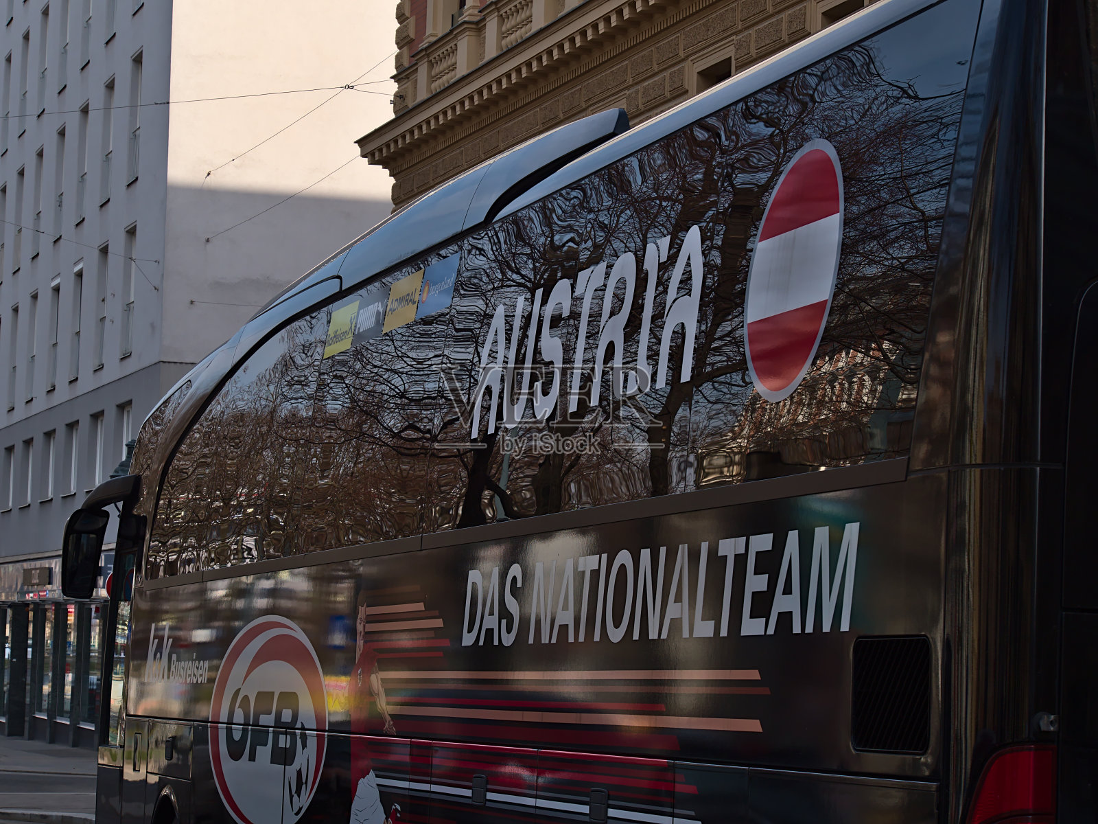 奥地利国家足球队的大巴停在奥地利维也纳五星级酒店凯宾斯基前的特写镜头。照片摄影图片