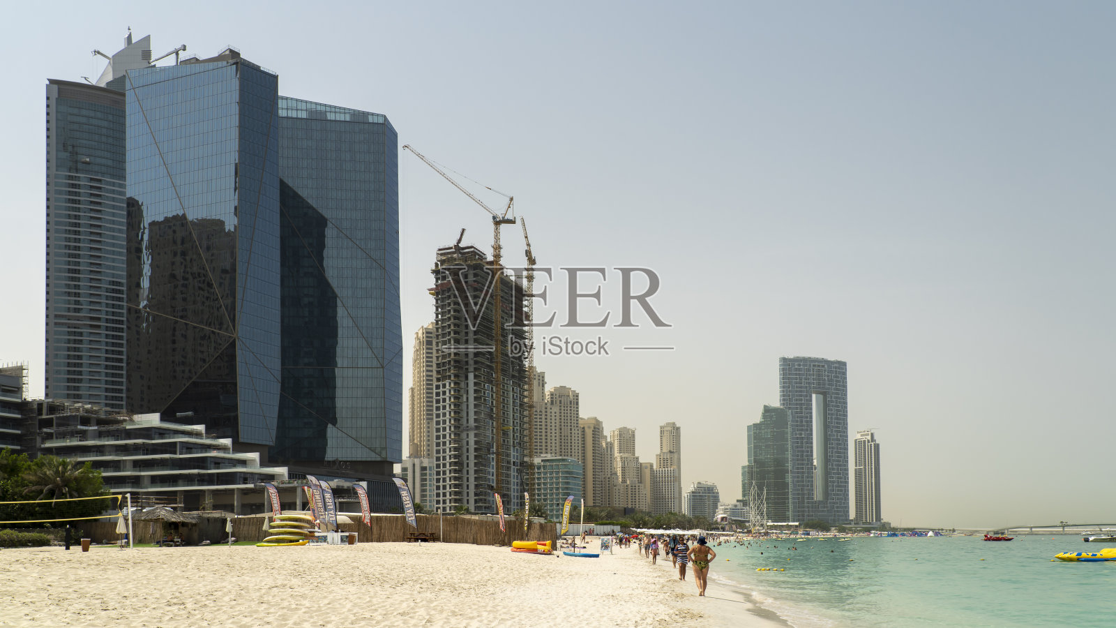 迪拜，阿联酋。迪拜码头的海滩和海边的惊人景色。背景是摩天大楼。游客的标志性目的地照片摄影图片