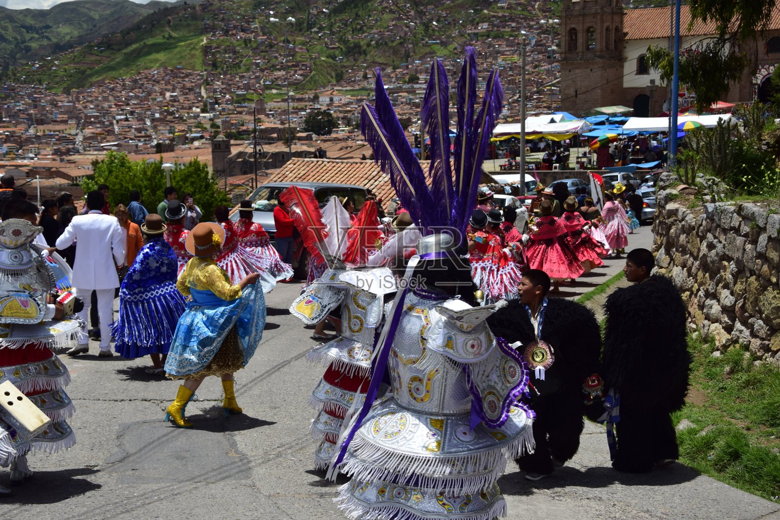 欢乐的传统节日游行队伍，库斯科历史中心，节日服装，库斯科老城照片摄影图片