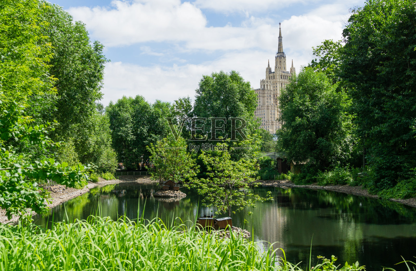 莫斯科动物园里美丽的池塘。莫斯科动物园附近的皇家风格建筑。照片摄影图片
