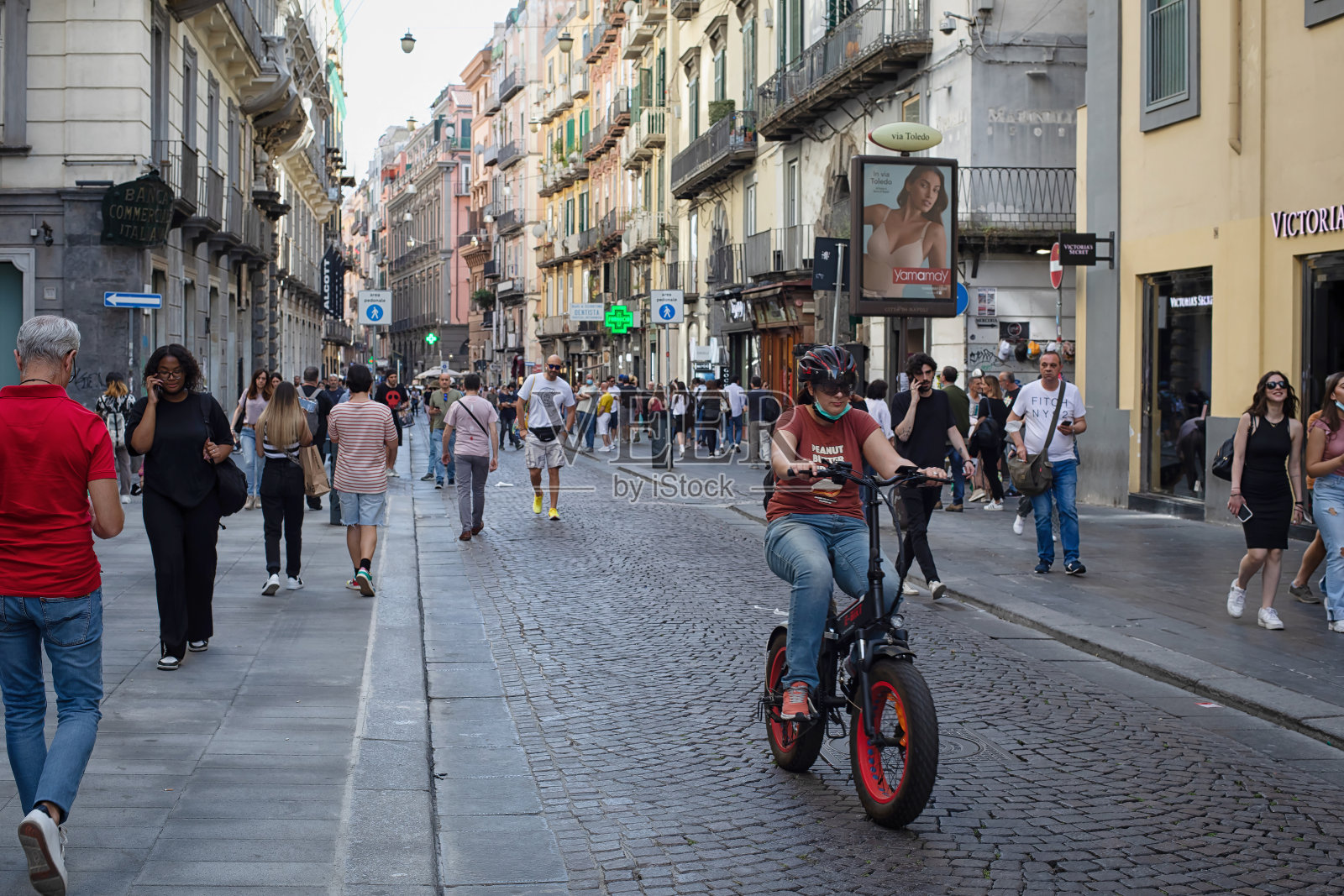 人们漫步在意大利那不勒斯市历史中心的街道上。照片摄影图片