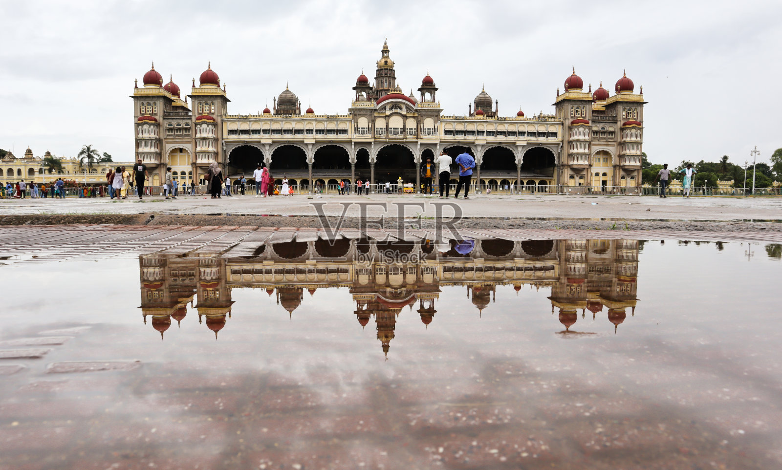 在印度迈索尔的一个雨天，著名的地标安巴维拉斯皇家宫殿的倒影。照片摄影图片