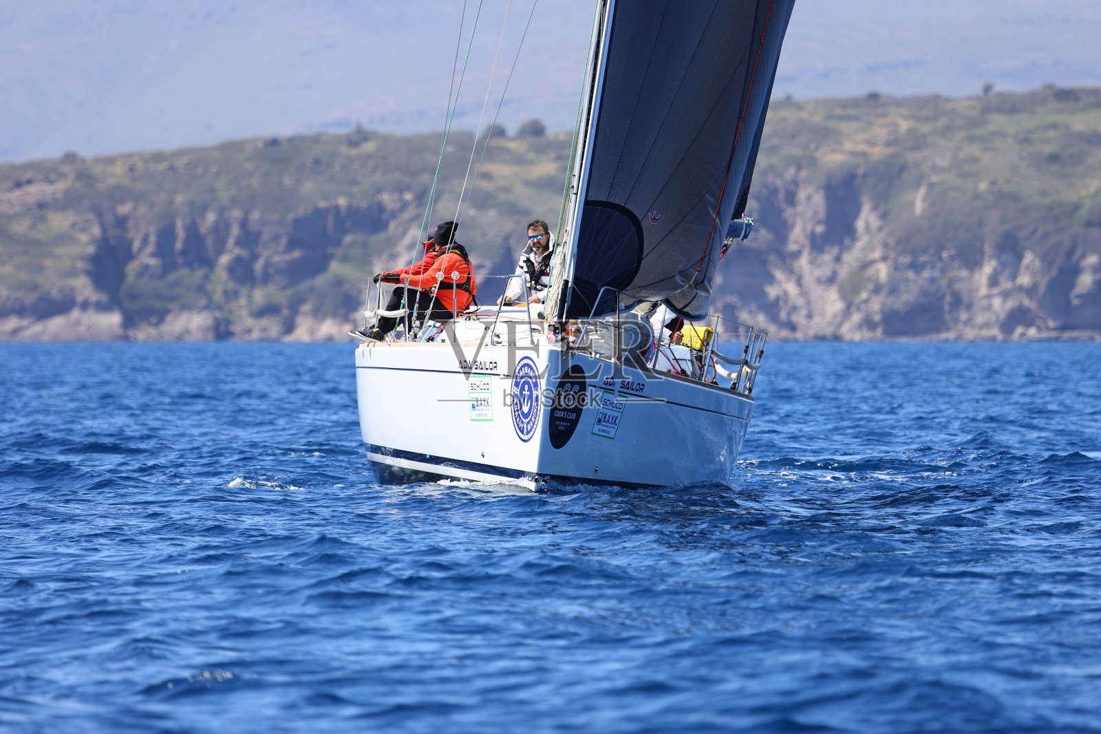 在有风的天气里，帆船在爱琴海蔚蓝的海水中航行照片摄影图片