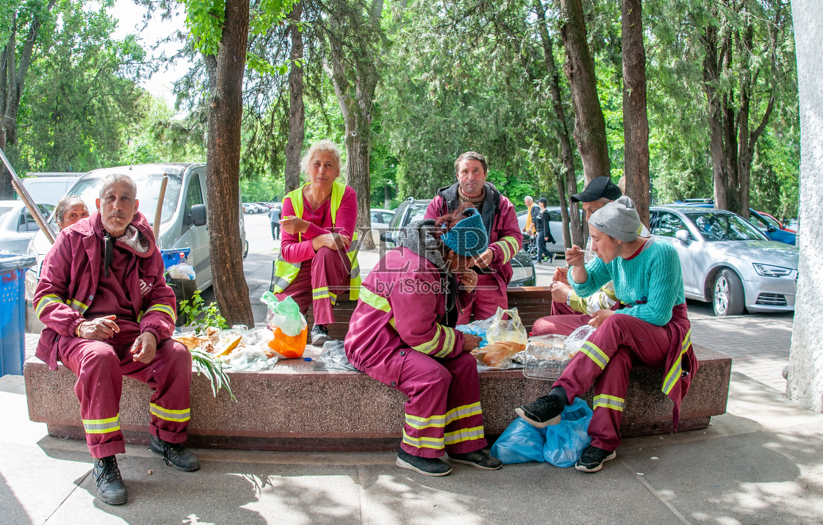 罗马尼亚布加勒斯特的工人们在吃午饭照片摄影图片